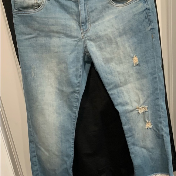 Cabi Distressed Crop Jeans - Picture 4 of 6
